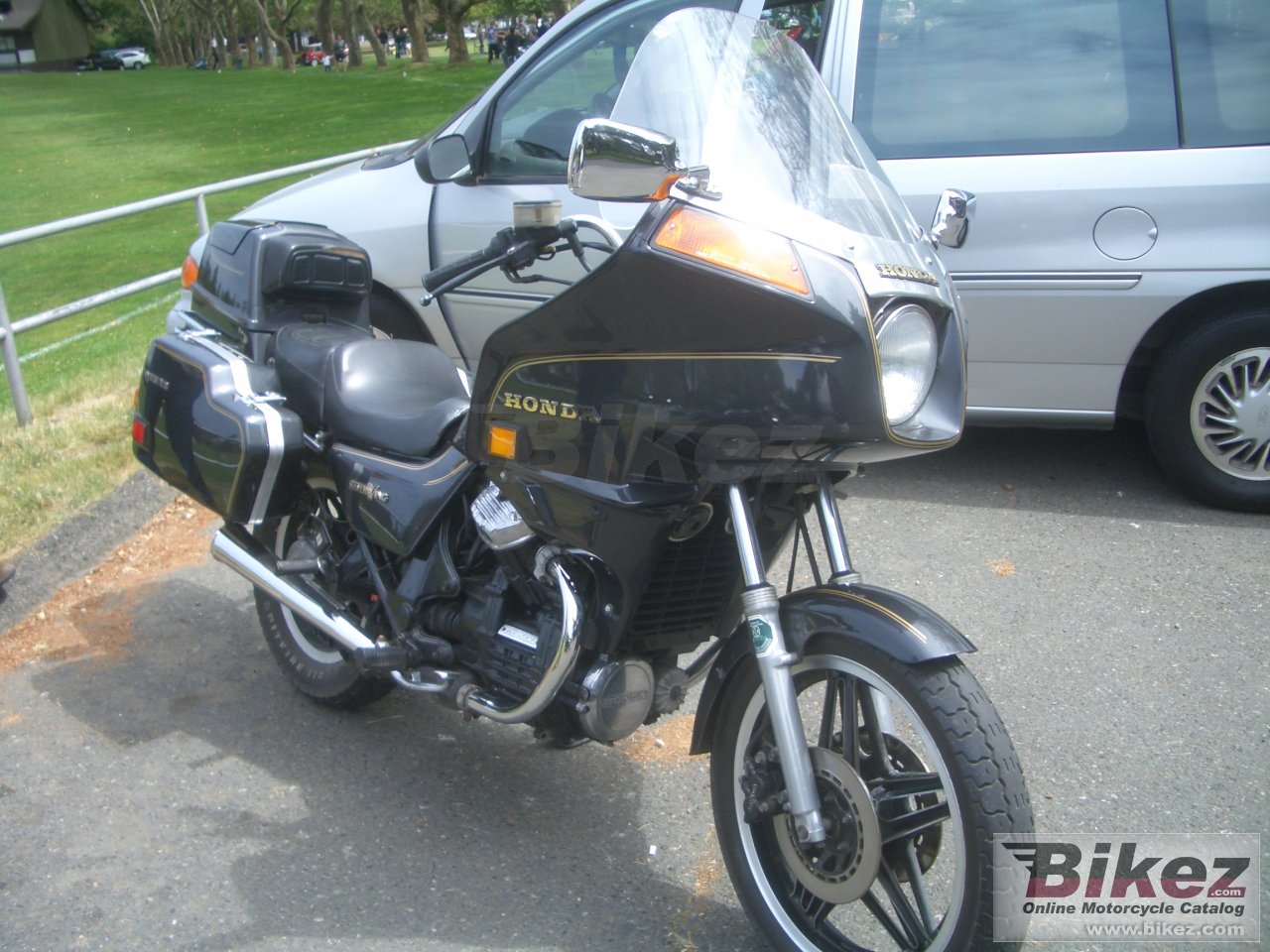 Big  gl 500 silver wing (reduced effect) picture and wallpaper from Bikez.com